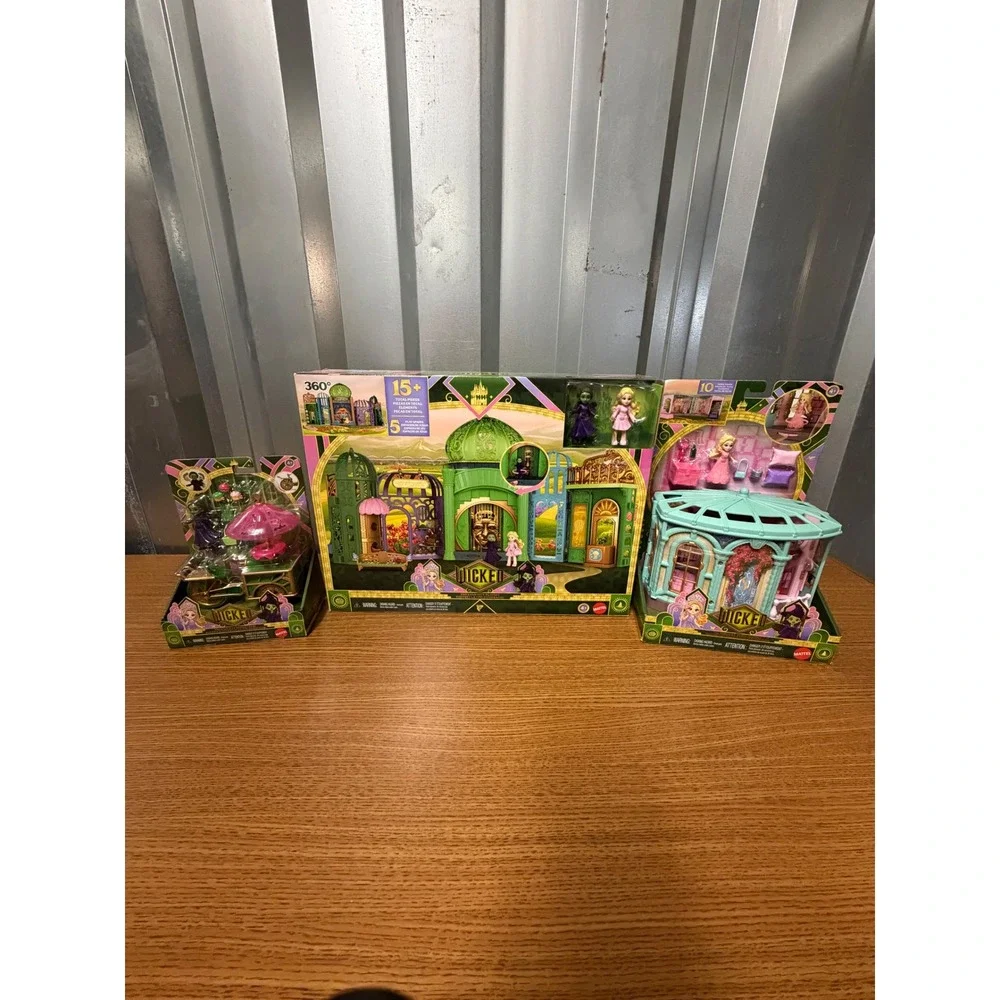 Wicked Movie Emerald City Shiz University Bedroom & Flower Cart Playset Lot